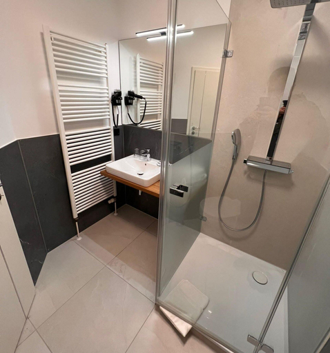 Bathroom 5, Hotel-Restaurant Amadeus, Region Hannover