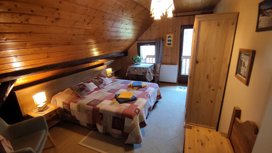 Bedroom 3, La Grange Aux Loups, Savoie