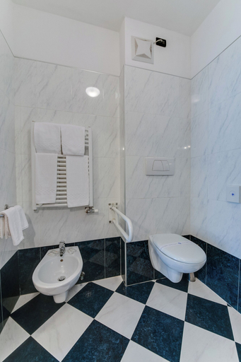 Bathroom 5, Phi Hotel Bellamonte, Trento
