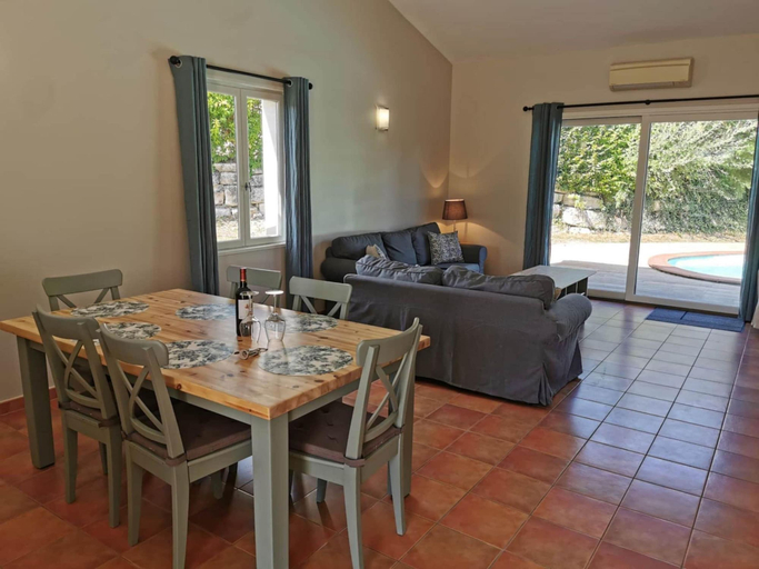 Dining 5, Luxury Villa With Covered Terrace in Chalais, Charente