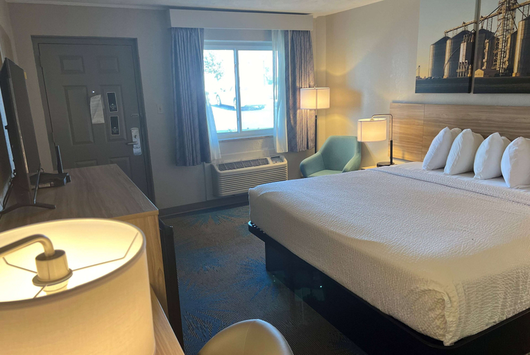 Bedroom 3, Days Inn by Wyndham Hays, Ellis