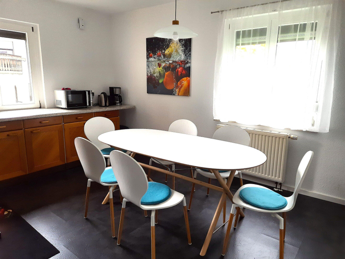 Dining 5, Holiday Home in Lichtenau With Garden Bliss, Mittelsachsen