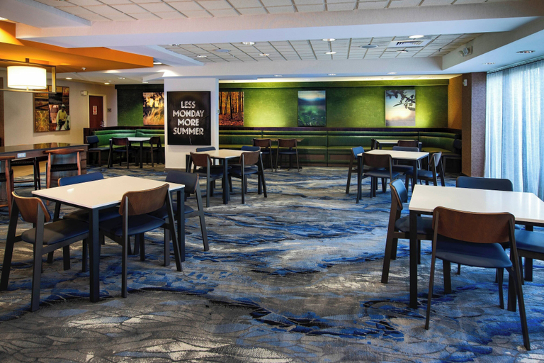 Food & Drinks 5, Fairfield Inn & Suites Valdosta, Lowndes