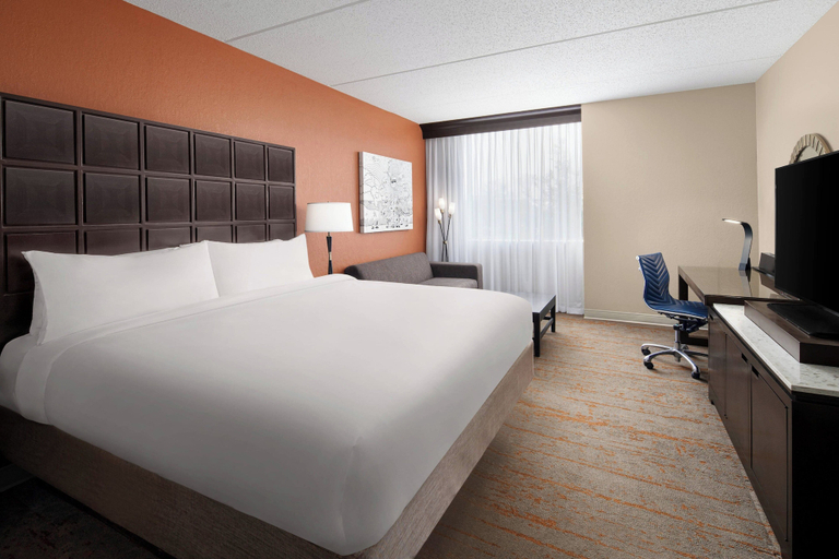 Bedroom 4, Renaissance Indianapolis North Hotel, Hamilton