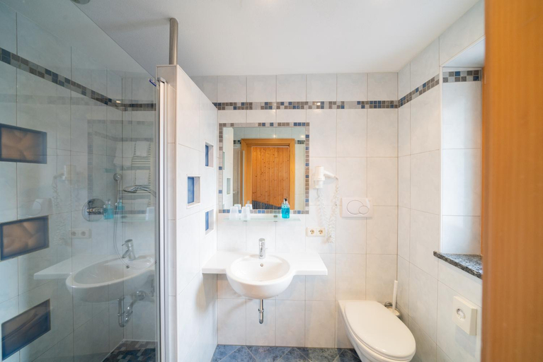 Bathroom 3, Hotel Das Lisann, Bolzano