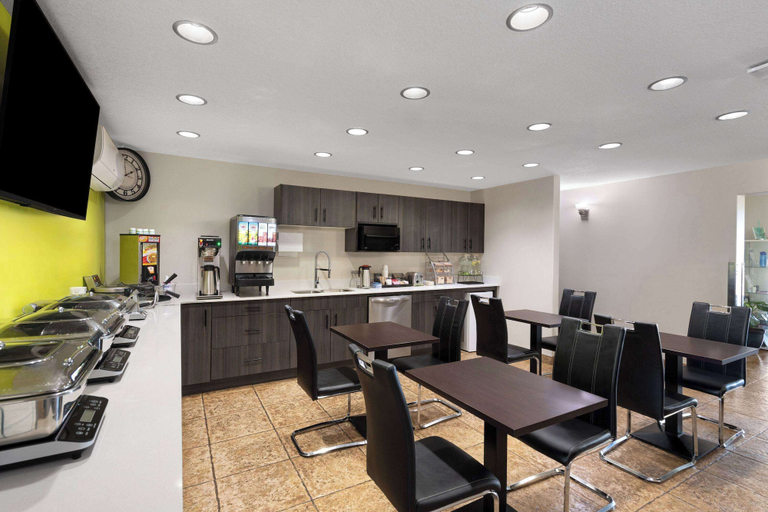 Food & Drinks 5, Super 8 Fort McMurray, Division No. 16