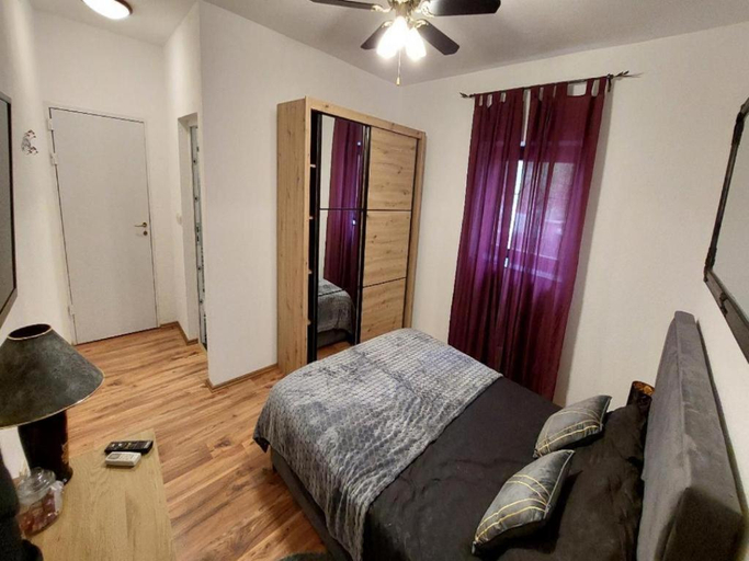 Others 2, 4 Colors Rooms, Cres, Cres