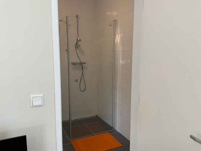 Shower 4, Aristoteles Apartments, The Hague