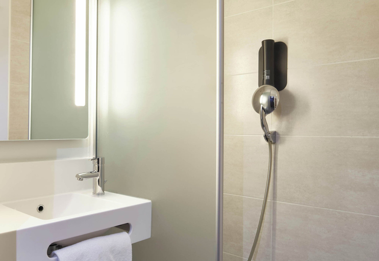 Bathroom 4, B&B HOTEL NANTERRE Rueil Malmaison, Hauts-de-Seine