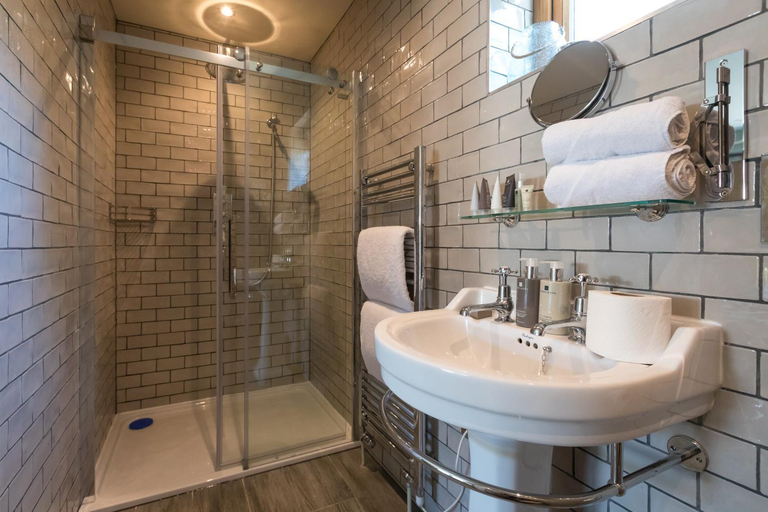 Bathroom 4, The Lion Wendlebury, Oxfordshire