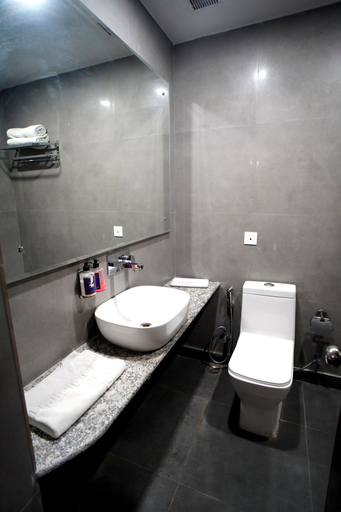 Bathroom 4, The Corus Hotel, Delhi