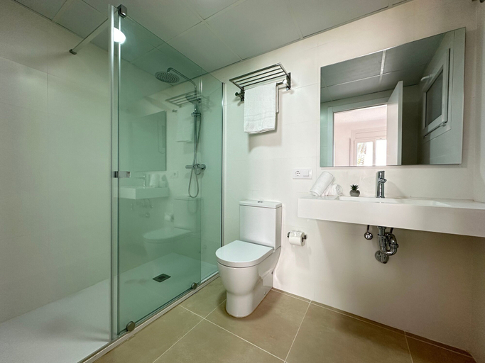 Room 2, Arago 272 in Roses With 2 Bedrooms and 2 Bathrooms, Girona