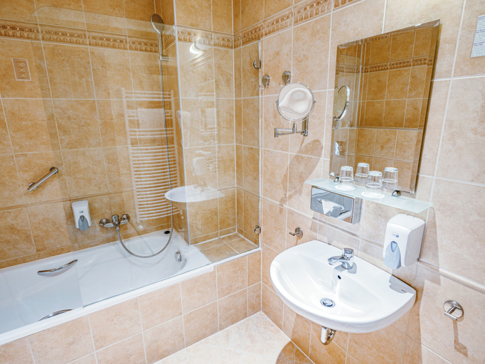 Bathroom 4, Holiday Beach Budapest Wellness & Conference Hotel, Budapesti