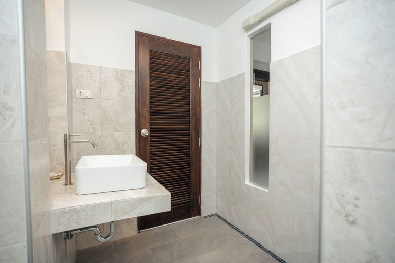 Bathroom 4, Baan Bandalay Hotel, Mueang Krabi