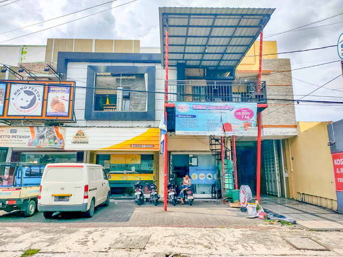Exterior & Views, RedDoorz @ Kutisari 2 Surabaya, Surabaya