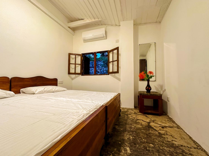 Others 5, House of Merchants, Galle Four Gravets