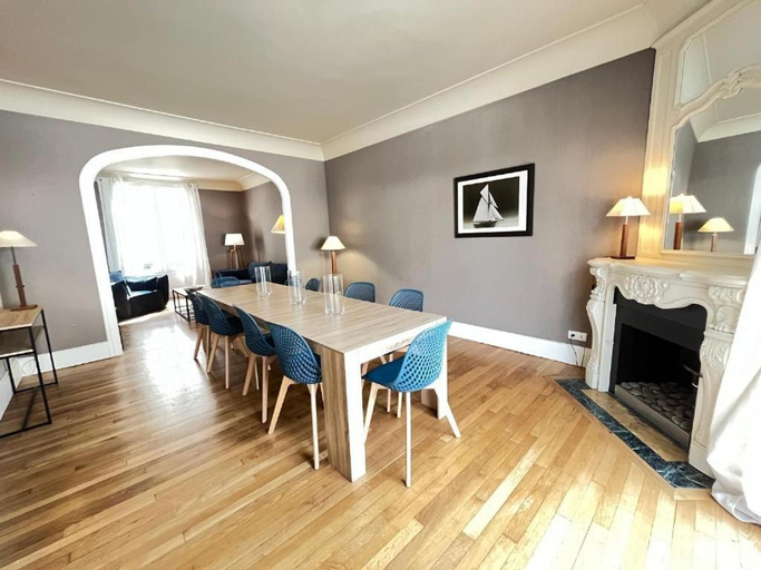 Shared lounge/TV area