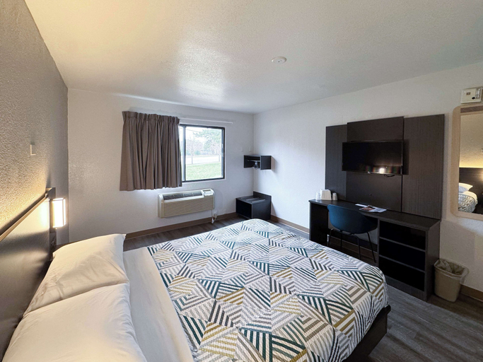 Bedroom 3, Motel 6 Glenview, IL - Chicago North, Cook
