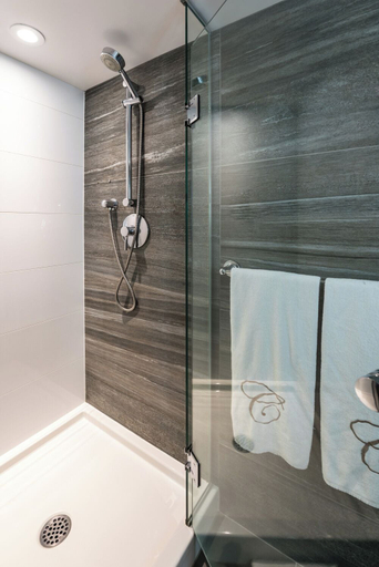 Bathroom 4, Carmana Hotel & Suites, Greater Vancouver