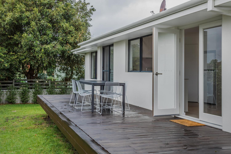 Coastal Cottage by the BnB Collection, Albany