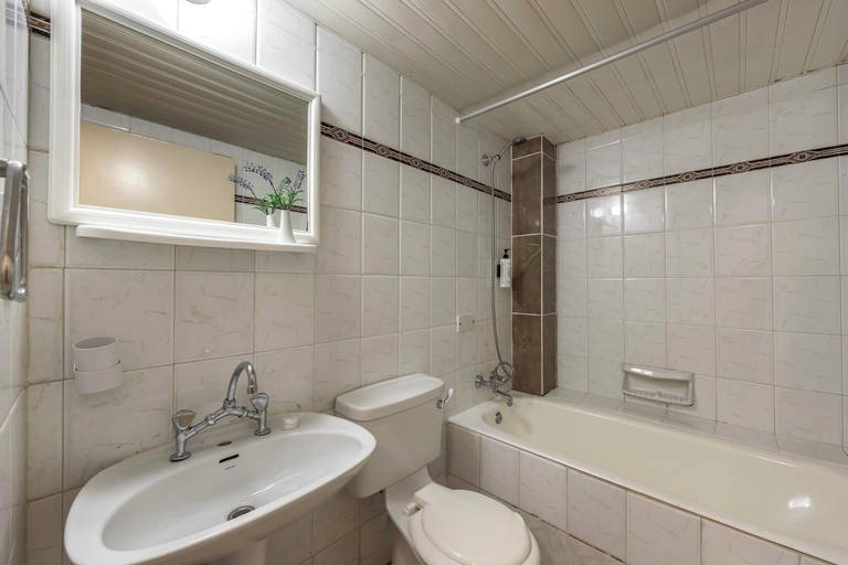 Bathroom 4, Seagull Hotel