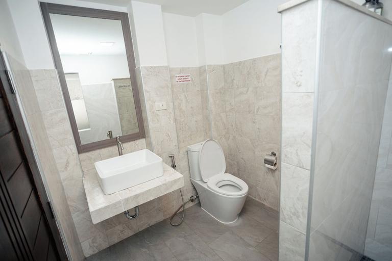 Bathroom 5, Baan Bandalay Hotel, Mueang Krabi