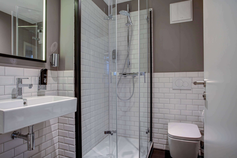 Bathroom 5, Vienna House Easy by Wyndham Hamburg, Hamburg