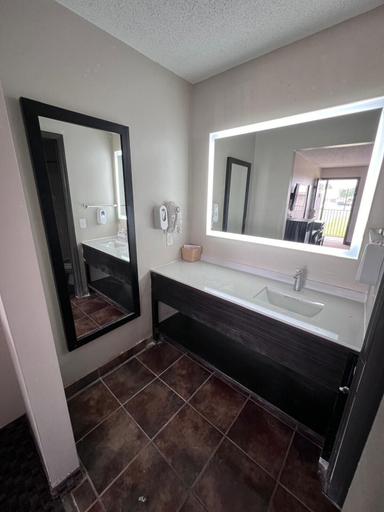 Bathroom 4, Country Nights Inn, Adams