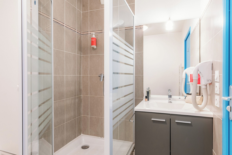 Bathroom 4, Appart'City Confort Vannes, Morbihan