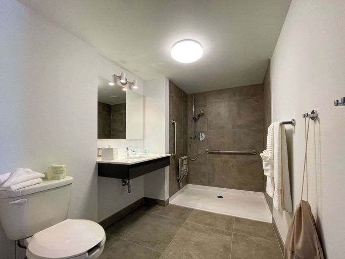 Bathroom 4, Quality Inn, Communauté-Urbaine-de-Québec