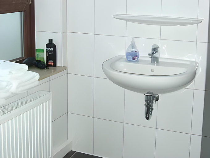 Bathroom 2, Gastehaus Hanseat, Bremerhaven