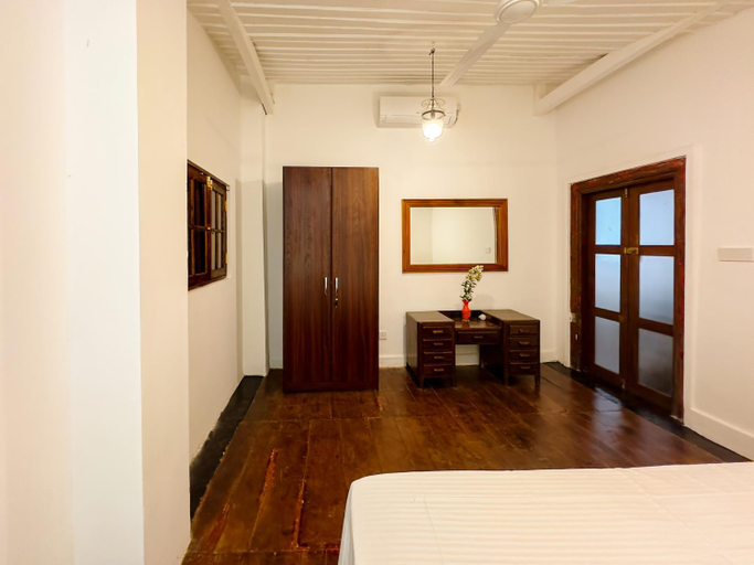 Others 4, House of Merchants, Galle Four Gravets