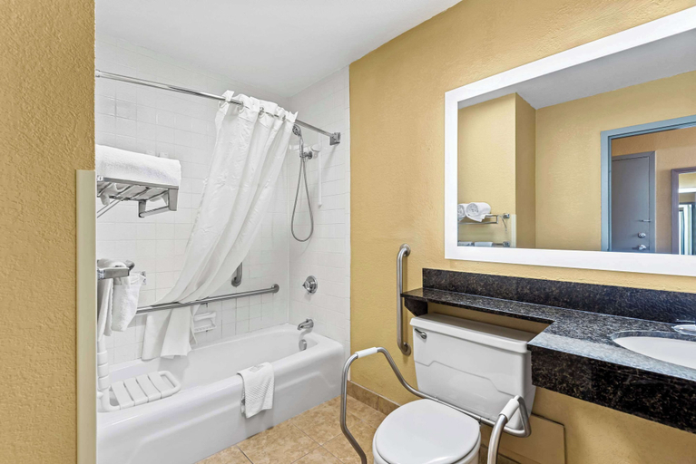 Bathroom 5, Quality Inn Fort Dodge, Webster