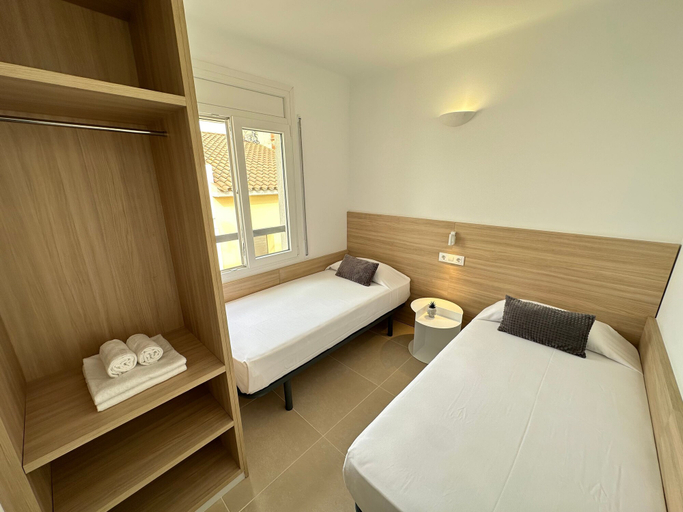 Room 3, Arago 272 in Roses With 2 Bedrooms and 2 Bathrooms, Girona