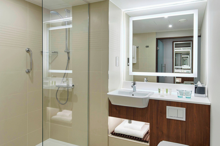 Bathroom 5, Courtyard by Marriott Luton Airport, Luton