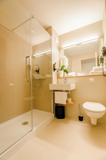 Bathroom 4, Golden Tulip Villepinte Roissy Parc des Expositions, Seine-Saint-Denis