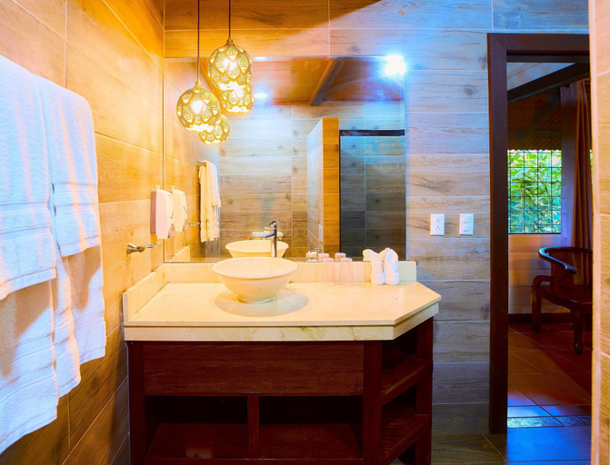 Bathroom 4, Aninga Lodge, Pococí
