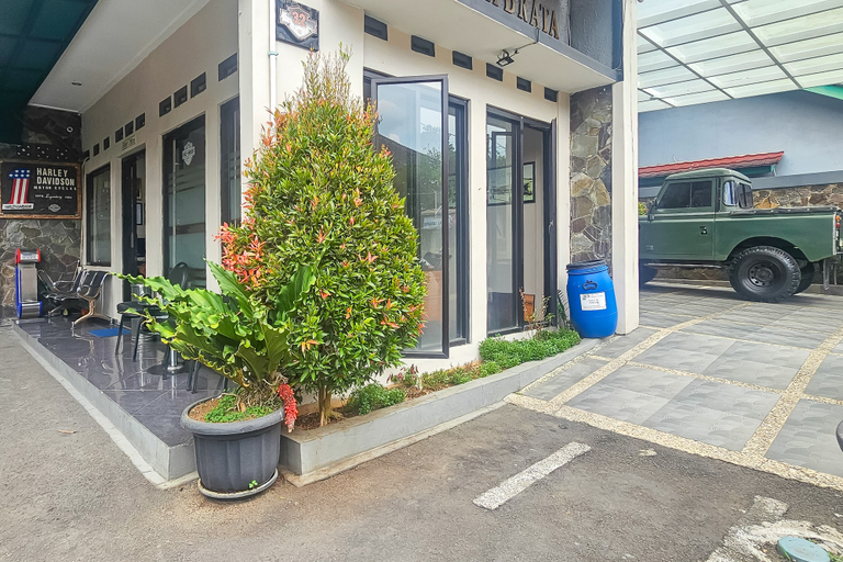 Exterior & Views, Wisma Brata Mitra RedDoorz, Sukabumi