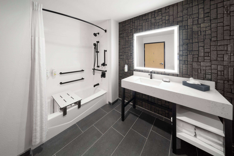Bathroom 4, La Quinta Inn & Suites by Wyndham Austin Parmer/Tech Ridge, Travis