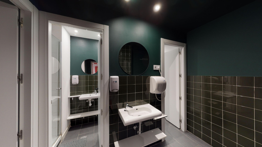 Bathroom 4, 2060 The Newton Hostel & Market, Madrid