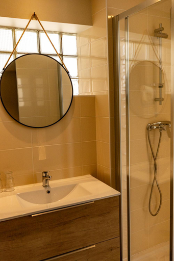 Bathroom 3, Hotel Le Coq d'Or, Pyrénées-Orientales