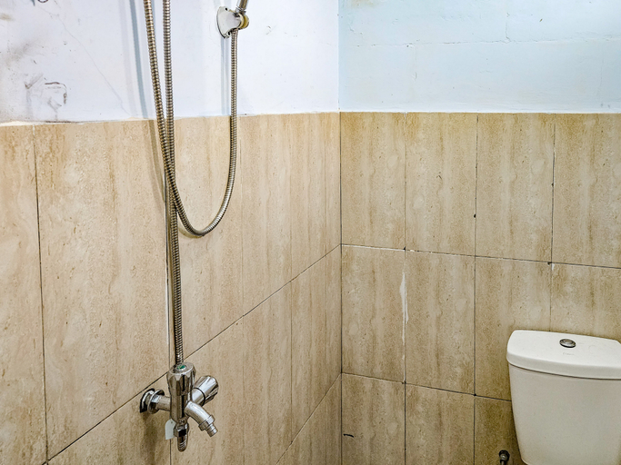 Bathroom 4, RedDoorz Syariah near Stadion Merdeka Jombang, Jombang