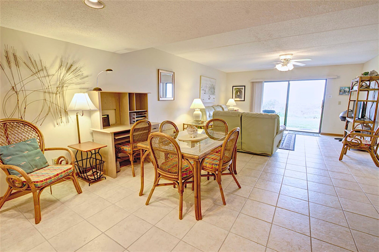 Room 3, Coastal Bliss Beach Condo With Pool Free Tix, Saint Johns