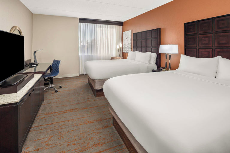 Bedroom 3, Renaissance Indianapolis North Hotel, Hamilton