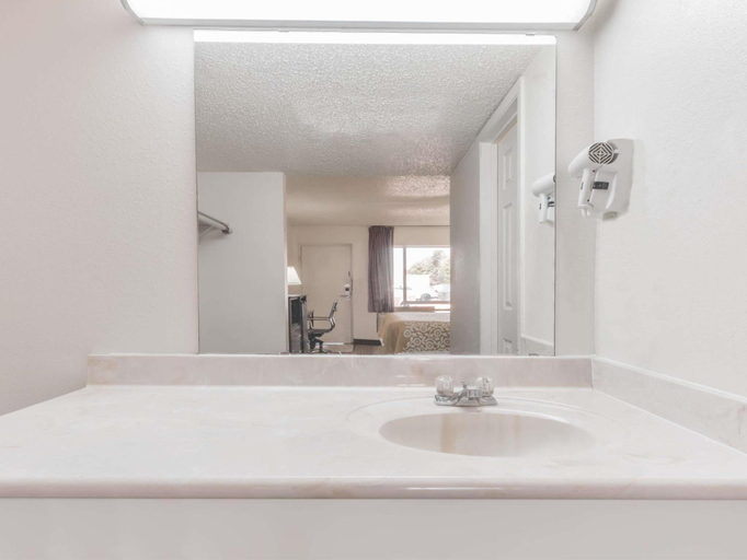 Bathroom 4, Days Inn by Wyndham South Fort Worth, Fort Worth