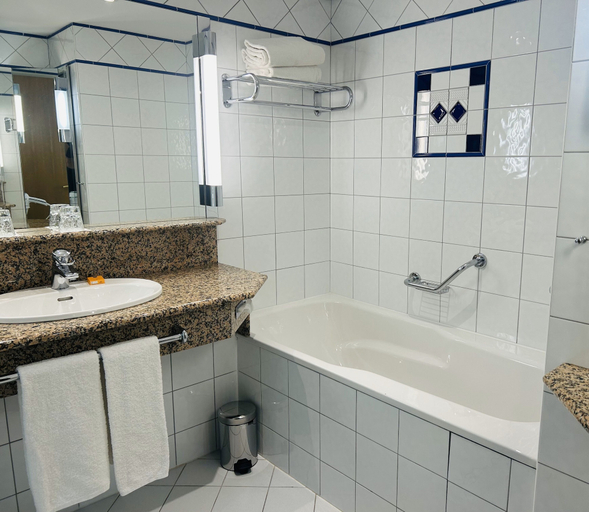 Bathroom 4, Célestins Spa Thermal & Hôtel, Allier