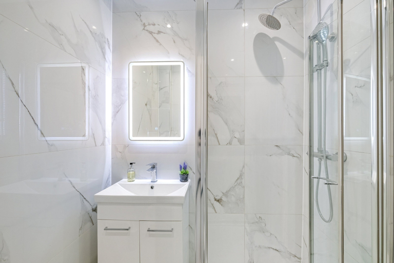 Bathroom 4, Modern 1 Bedroom Apartment - Camberley, Surrey