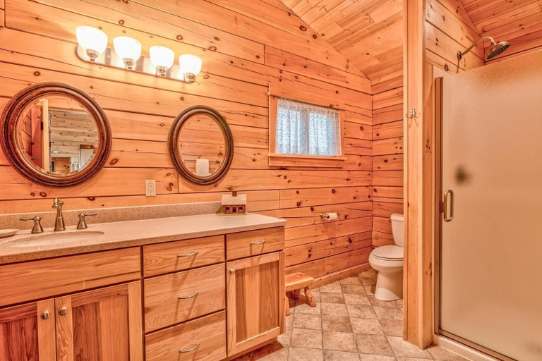 Bathroom 4, Crane Drive 17166, Deschutes