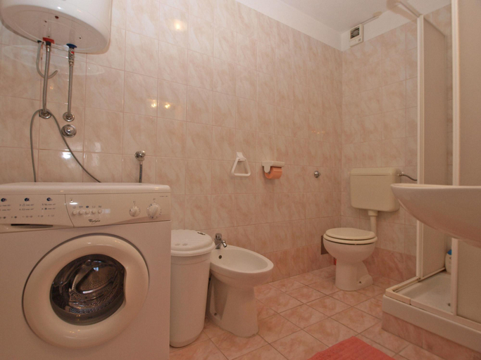 Bathroom 3, Apartment 1588, Pula
