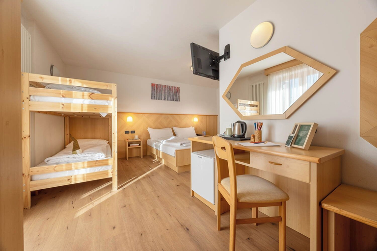Bedroom 3, Phi Hotel Bellamonte, Trento